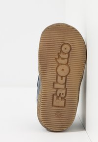 Scarpa blu con suola in gomma, caratterizzata da texture a coste orizzontali. Presenta il marchio embossato "falotto" e la taglia "20" sul fondo.