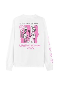 Biała koszulka z długim rękawem z różową grafiką przedstawiającą dwie postacie z kreskówek trzymające się za ręce, napisem "UROCZA AFEKCJA" oraz wzorami serc na rękawach.