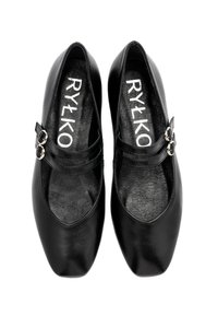 Balerini din piele neagră, cu vârf rotunjit, având două curele negre și accesorii din metal argintiu. Interiorul prezintă marcajul "RYŁKO".