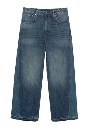Bredde ben blå denim jeans med en falmet vask. Funktioner inkluderer en knaplukning, fem lommer og frynset kantdetaljering.