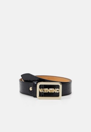 Ceinture en cuir noir à texture crocodile avec boucle rectangulaire dorée arborant le logo Valentino, roulée sur fond blanc.