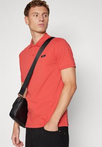 Calvin Klein BUTTON - Piké - baked apple