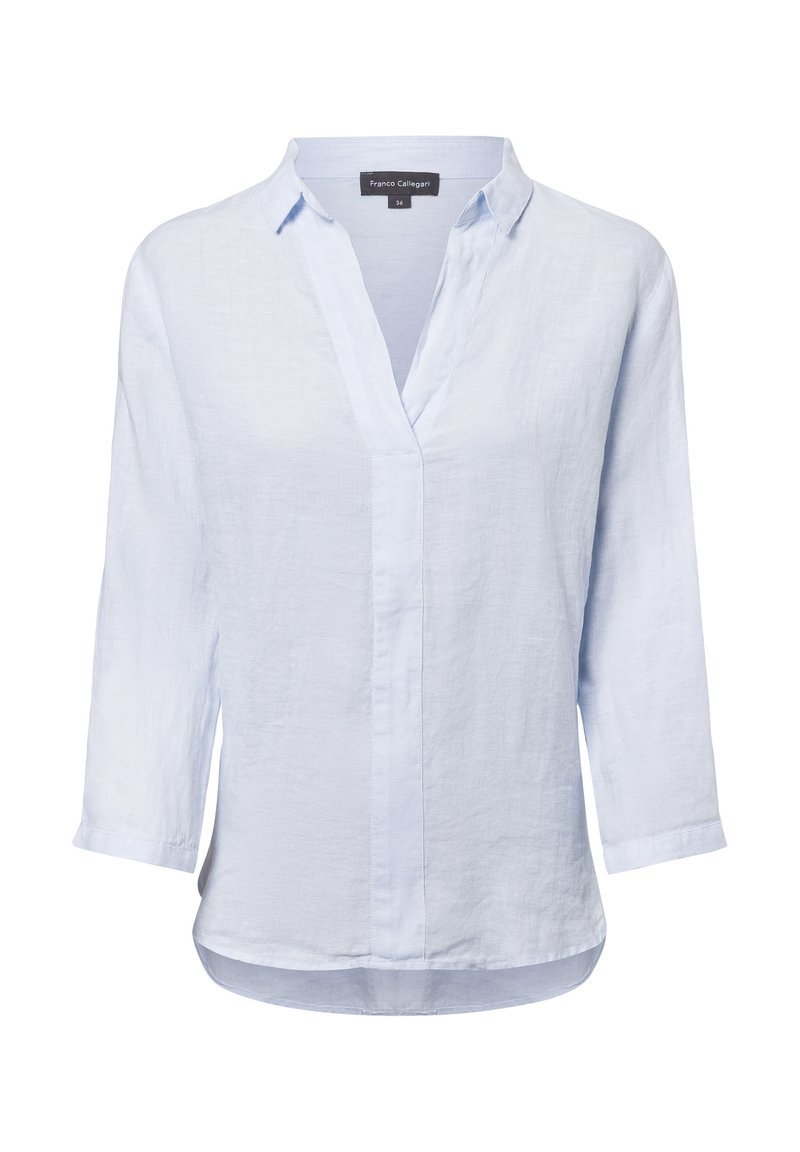 Lichtblauw linnen shirt met een V-hals, driekwart mouwen en een licht gebogen zoom. Het etiket toont het merk en de maatinformatie.