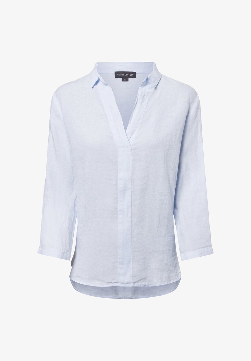 Lichtblauw linnen shirt met een V-hals, driekwart mouwen en een licht gebogen zoom. Het etiket toont het merk en de maatinformatie.