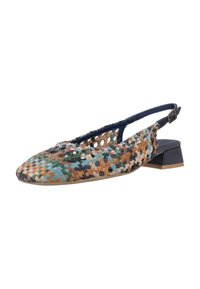 Zapato slingback de tejido con una punta afilada, que presenta un patrón multicolor de azules, marrones y verdes, y un tacón bajo tipo bloque.