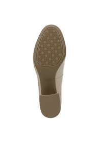 Beige middenhoge hak schoen met een gestructureerde rubberen buitenzool. De zool heeft een geometrisch patroon voor grip, met een gladde afwerking.