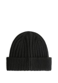 Zwarte gebreide beanie met een geribbelde textuur, omgevouwen rand en een naadloos kroonontwerp. Gemaakt van zacht, warm materiaal geschikt voor koud weer.