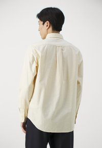 GANT REG OXFORD - Overhemd - dusty yellow