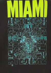 Czarna koszulka z wyrazistym, fluorescencyjnym żółtym napisem "MIAMI" nad literami w odcieniach teal o różnych rozmiarach, które tworzą napis "ASTON MARTIN TEAM" oraz "FORMULA 1."