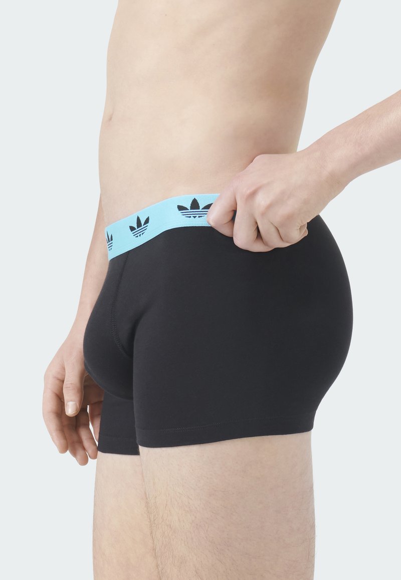 Schwarze Boxershorts mit einem hellblauen Bund und schwarzem Logo. Weicher Stoff, eng anliegendes Design und mittlere Oberschenkellänge.