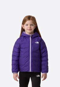 Μωβ μπουφάν με επένδυση, κουκούλα και φερμουάρ, με ελαφρύ  μωβ επένδυμα. Φορώντας το με μαύρο παντελόνι. Λογότυπο στο στήθος.