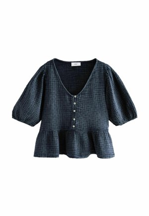 Blouse texturée bleu foncé avec manches courtes bouffantes, encolure en V, boutons devant et ourlet à basque à volants, présentée sur fond blanc.