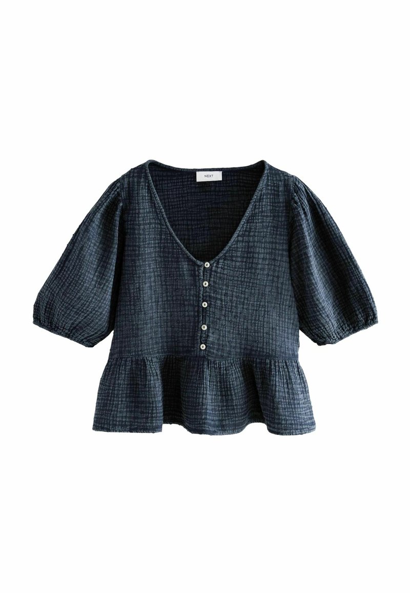 Blouse texturée bleu foncé avec manches courtes bouffantes, encolure en V, boutons devant et ourlet à basque à volants, présentée sur fond blanc.