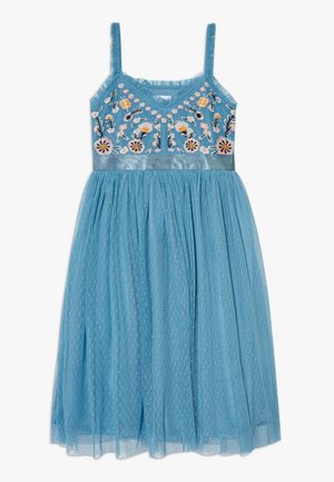 Blå ærmeløs kjole med spaghetti stropper, broderet blomsterkrop, satin taljebånd og et opsamlet tylskørt med prikket tekstur.