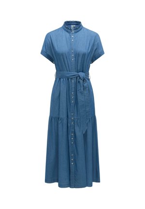 Niebieska sukienka midi z denimu z krótkimi rękawami, zapinana na guziki z przodu, z falbanianym kołnierzem i dopasowanym paskiem z tego samego materiału zawiązanym w talii.