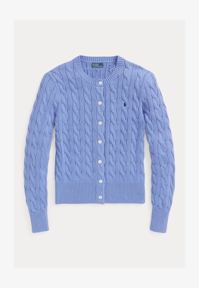 Ljuslila kabelstickad cardigan med rund halsringning, knappar fram och ribbade ärmslut och nederkant. Har en liten broderad logotyp.