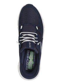 Basket slip-on Skechers bleu marine avec lacets blancs, tige en mesh et semelle intérieure rembourrée étiquetée slip-ins avec mousse à mémoire de forme.