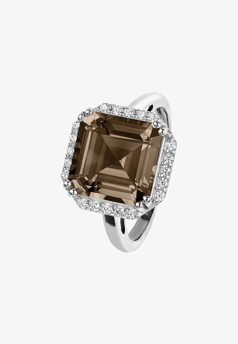Ring mit einem großen, quadratischen, rauchig braunen Edelstein, umgeben von kleinen klaren Steinen, auf einem polierten Silberband.