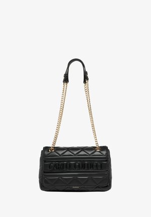 Schwarze gesteppte Handtasche aus Leder mit einem goldenen Kettenriemen und eingeprägtem Logo. Rechteckige Form mit glatter Textur und strukturiertem Design.