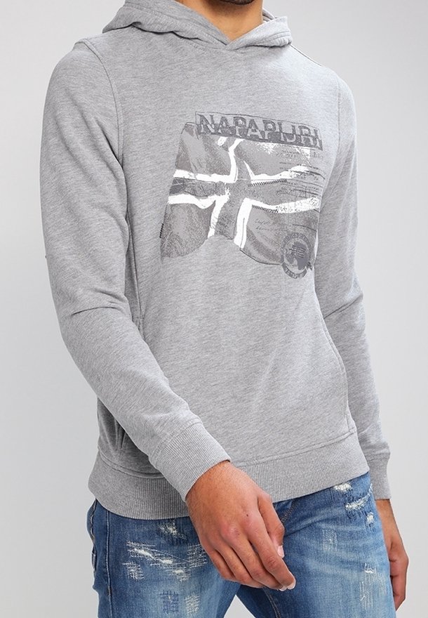 Sudadera gris con un gráfico frontal que presenta el texto "NAPAPIJRI" y una bandera estilizada. Fabricada con un tejido suave y texturizado.