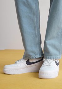 Nike Sportswear AIR FORCE 1 07 NEXT NATURE - Tenisice - white/dark raisin