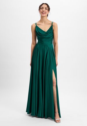 Grünes Satin-Abendkleid mit Wasserfall-Ausschnitt, dünnen Trägern und einem hohen Schlitz bis zum Oberschenkel. Verfügt über einen fließenden Rock und eine glatte Textur.