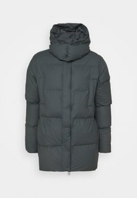 Chaqueta acolchada gris oscuro con cuello alto, bolsillos delanteros y un diseño acolchado. Cuenta con una capucha completa y cremalleras en la parte inferior.