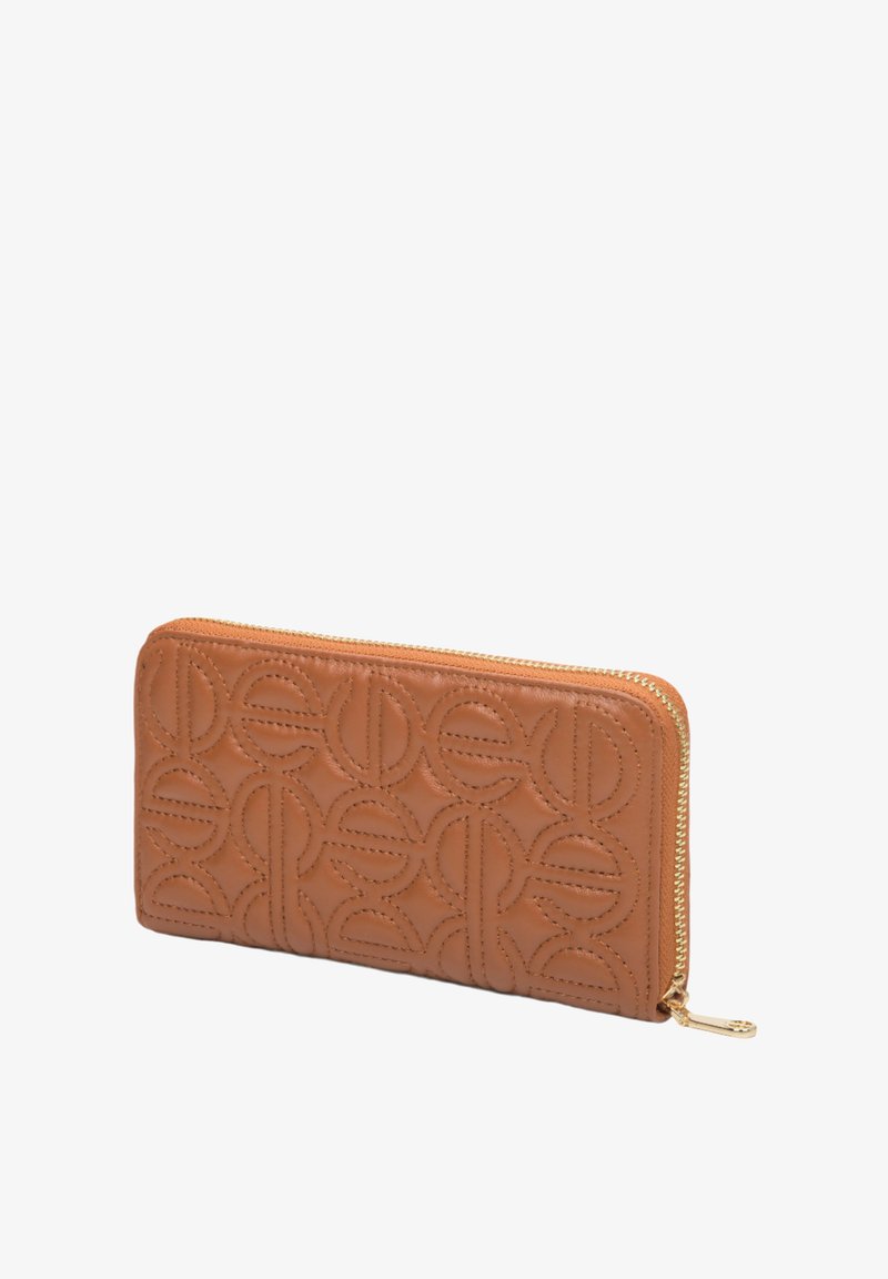 Hnědá kožená peněženka s prošívaným vzorem a kruhovými tvary, s celkovým zipovým uzávěrem a zlatými kovovými detaily; hladký povrch.