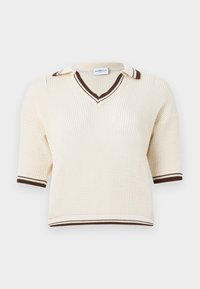 Polo en maille à manches courtes crème avec des accents marron, doté d'un col en V et d'un motif texturé sur toute la surface.