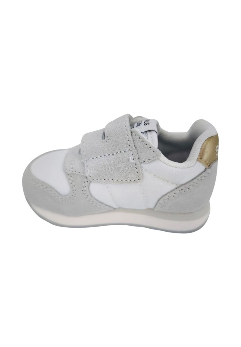 Sneaker leggera in bianco e grigio, con tomaia in suede, cinturino in velcro, collo imbottito e suola testurizzata per una migliore aderenza.