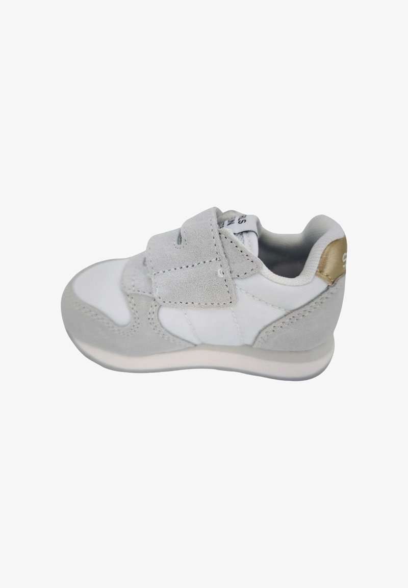 Sneaker leggera in bianco e grigio, con tomaia in suede, cinturino in velcro, collo imbottito e suola testurizzata per una migliore aderenza.