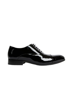 Czarne lakierowane buty wizytowe z błyszczącym wykończeniem, z noskiem w stylu cap toe oraz sześcioma oczkami na sznurowadła. Solidna, czarna gumowa podeszwa.