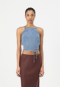 Denim haljina bez rukava s prilagodljivim šnavom na rubu, svijetloplava, u kombinaciji s smešnom suknjom do ankla koja ima glatku teksturu.