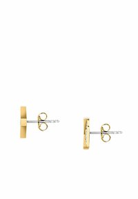 Boucles d'oreilles clous en ton or avec un design rectangulaire, tiges en ton argent et fermoirs papillon ; texture lisse avec des accents minimalistes.