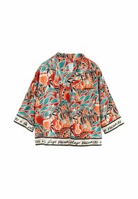 Košeľa s krátkym rukávom na gombíky s výraznými oranžovými, tyrkysovými a čiernymi abstraktnými vzormi listov a fliaš a písaným textom na leme a manžetách.