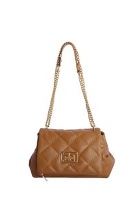 Bolso de mano de cuero acolchado en color marrón claro con una cadena de oro y un cierre decorativo de oro. Textura suave y forma rectangular con costuras sutiles.