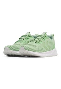 Zielone buty sportowe z teksturowaną cholewką z dzianiny, białą gumową podeszwą oraz kontrastowymi akcentami po bokach i na sznurowadłach.