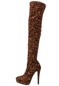 Bota de piel de leopardo sobre la rodilla en ante marrón y negro, con plataforma y tacón de aguja, de textura suave y diseño ajustado.