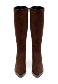 Botas de ante marrón hasta la rodilla con puntas afiladas, que presentan una textura suave, cierre de cremallera interior y una suela de goma duradera.