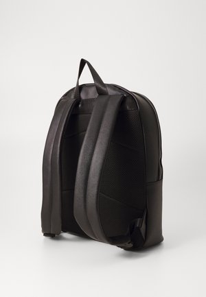 Schwarzer Rucksack mit gepolsterten Schulterriemen und atmungsaktivem Mesh-Rückenpaneel, dargestellt vor einem schlichten hellen Hintergrund.