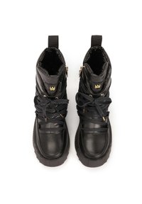 Schwarze Knöchelstiefel mit glänzendem Lederfinish, strukturierten Stoffpaneelen, goldfarbenen Hardware-Akzenten und schwarzen Schnürsenkeln. Wasserfest mit einer dicken Sohle.