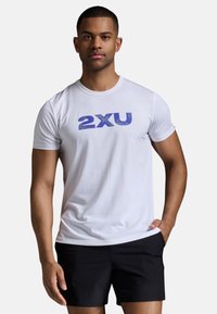 2XU - Sports T-shirt - white scatter Thumbnail Image 1
