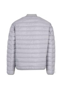 Lys grå pufferjakke med en quiltet design, ribbet krave og blød, glat tekstur. Har en afslappet pasform og elastiske manchetter.