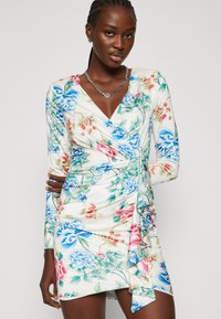 Guess EMILY - Robe fourreau - white