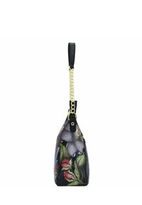 Schwarzleder-Handtasche mit lebendigen Blumenmustern, goldener Kettenriemen und glatter Textur. Auffällige dreieckige Form mit seitlichem Handgriff.