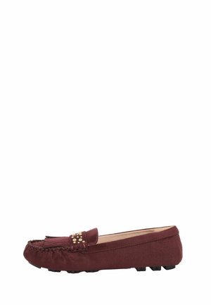 Mocasini din piele intoarsă burgundy, cu ciucuri și nituri aurii pe partea superioară, vârf cusut și talpă din cauciuc cu nituri, vedere laterală.