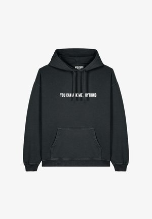 Hanorac negru cu buzunar frontal tip kangur, glugă cu șnur și text alb "POȚI SĂ MĂ ÎNTREBI ORICE" centrat pe piept.