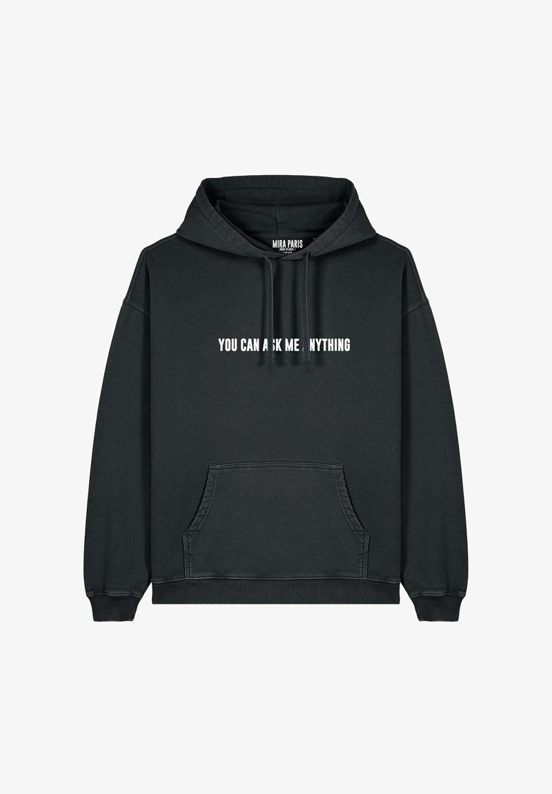 Mustaga kapuuts, ees kangaroo tasku, säädettava kapuuts ja valge tekst "SA PÜHENDAD MIND KÜSIMA" rinnaüleselt keskelt.