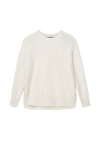 Maglione bianco a maniche lunghe lavorato a maglia con motivi a treccia sul davanti e scollatura a girocollo, esposto piatto.