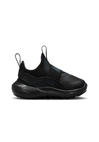 Chaussure sportive noire à enfiler avec tissu extensible, sangle élastique, languettes de tirage sur le talon et la languette, et une semelle épaisse et texturée.